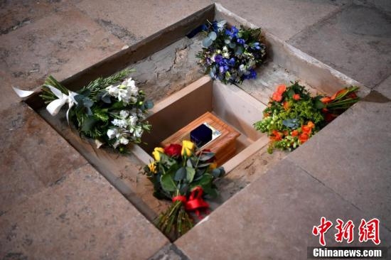 霍金骨灰安葬伦敦西敏寺大教堂 与牛顿达尔文为邻