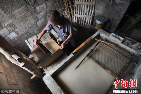 农村大爷传承千年古法造纸36年 制作流程需要55天|造纸|火纸|传承