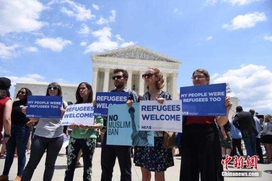 当地时间6月26日，在美国联邦最高法院裁决支持特朗普2017年颁布的移民限制令后，民众在最高法院门口抗议。中新社记者 邓敏 摄