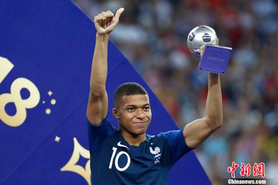 姆巴佩高举最佳新秀奖奖杯. 中新社记者 富田 摄