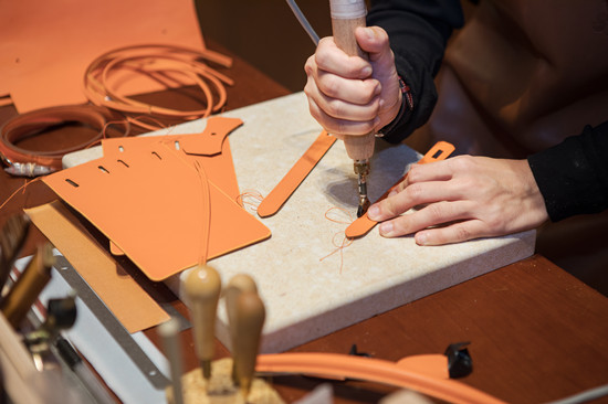 95后情侣设计定情,创办民族风皮具工作室,年入500万