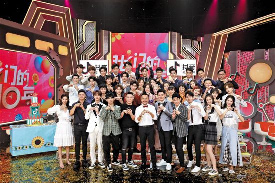 《天天向上》十周年 新老"天天兄弟"合体引回忆杀