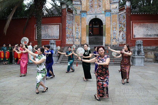 奉节开展首届千人旗袍秀文化活动展现女性风采