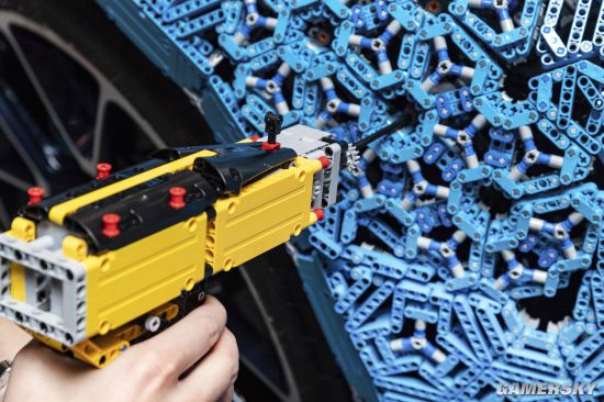 用“乐高版”螺丝刀扭合而成的积木车身