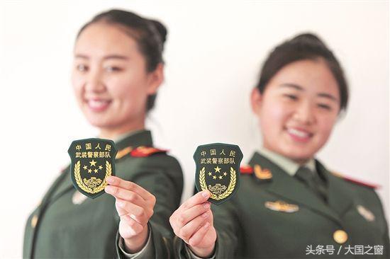 武装警察部队"这几个字即可,这个要比在外面分辨真假军人要简单的多