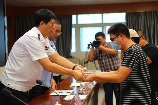 河南南阳公安局扫黑除恶奖励检举线索群众代表