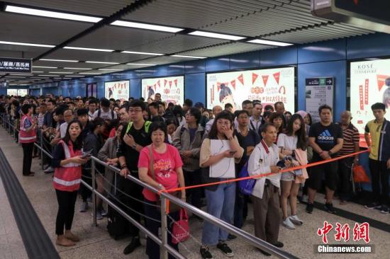 10月16日上午，由于香港港铁信号系统故障，港铁荃湾线，观塘线及港岛线列车需要减慢车速行驶，服务大受影响。港铁九龙塘站实施人流管制措施，大批上班市民受到影响，地铁站场面十分拥挤。中新社记者 谢光磊 摄