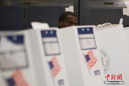 当地时间11月6日，美国2018年中期选举投票日，一位选民在位于纽约布朗克斯区的投票站填写选票。中新社记者 廖攀 摄