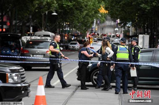 墨尔本市中心汽车爆炸 袭击者持刀伤人致一死