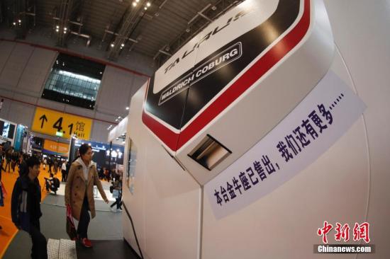 11月9日，在上海举行的首届中国国际进口博览会上，作为本届进博会“最大”展品，德国“金牛座”龙门铣已经签约售出。中新社记者 杜洋 摄