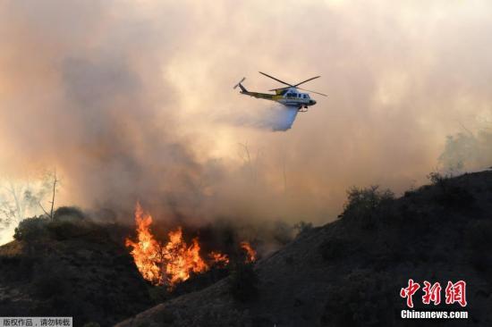  资料图：美国加州山火肆虐，死亡人数升至48人。