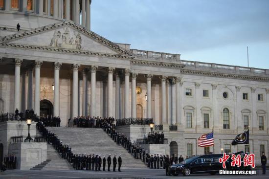 美国前总统老布什灵柩运抵国会山接受公众瞻仰
