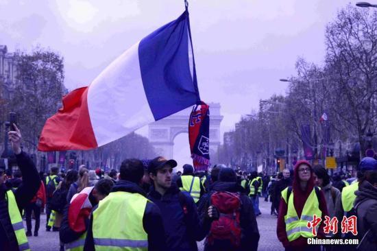 当地时间12月8日，巴黎发生新一轮大规模示威。这是巴黎连续第三个周六发生大规模示威，数以千计民众走上街头抗议。中新社记者 李洋 摄