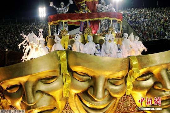 资料图片：巴西里约狂欢节，来自各大桑巴舞校的特级组选手登场，为观众们带来一场五彩斑斓浓烈奔放的视觉盛宴。图为来自Unidos da Tijuca桑巴学校的舞者在花车上表演。