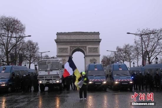 资料图：巴黎示威活动继续进行，示威者试图靠近凯旋门。中新社记者 李洋 摄