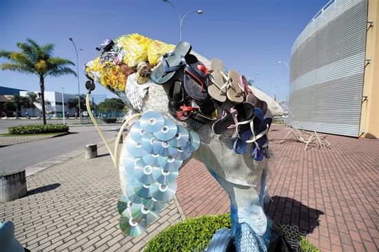 这正是由环保人士用塑料和垃圾制作而成艺术家bryan scanlon在