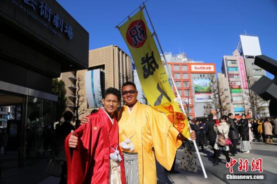 资料图：2015年1月12日是日本一年一度的“成人日”。当日在位于池袋的艺术剧场举行成年仪式。在该区居住的年满20岁居民都可前来参加这个特别的仪式。很多“新成年人”称，这天最让其感到快乐的事情是，终于可以喝酒了。图为东京丰岛区的“音乐成年式”。 中新社发 高越 摄