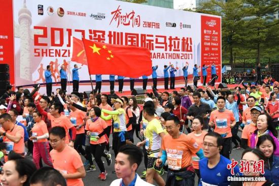 资料图:2017年“奔跑中国”的年度收官之战,深圳国际马拉松场面依旧火爆。中新社记者 陈文 摄