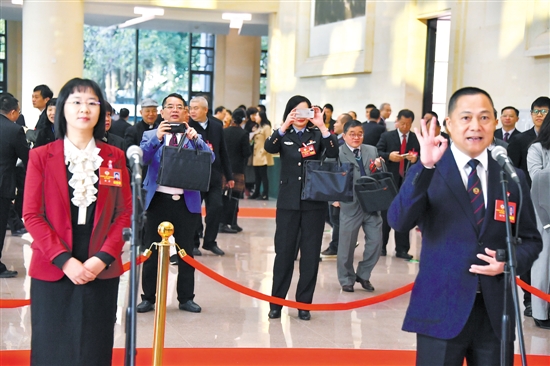 省政协十二届二次会议上午开幕