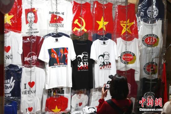2月25日，越南首都河内街头，摊主销售印有朝美首脑头像的特色文化衫。 中新社记者 富田 摄