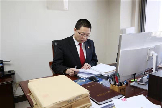 靠创新走出执行困局的法官闫明