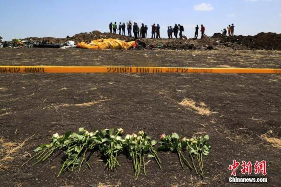 资料图：当地时间3月13日，埃塞俄比亚比绍夫图镇附近。工作人员在事故现场摆放鲜花祭奠遇难者。