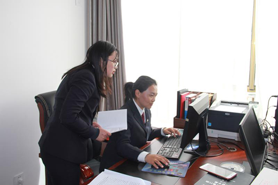 图为白玛康卓和书记员贾小红正在向检察长白月明汇报相关工作图为白玛