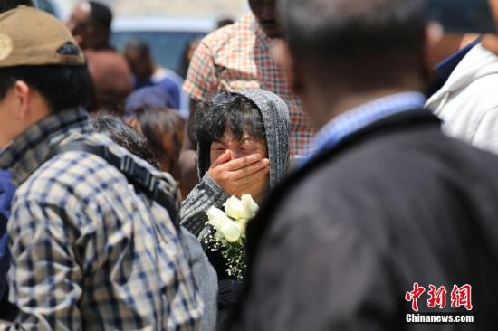 资料图：3月13日，埃塞俄比亚航空公司组织ET302航班空难遇难者家属来到事发地，为他们逝去的亲人举行了悼念仪式。图为中国遇难者家属。中新社记者 王曦 摄