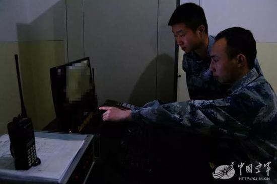  场务连灯光控制站站长冯浩和上等兵荣涛涛对设备进行实时监控。