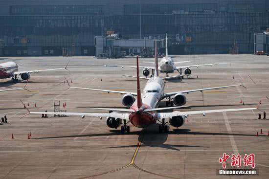 资料图：3月17日，上海航空公司的9架波音737MAX机型飞机停在虹桥国际机场停机坪上。目前，波音737MAX机型已经在全球停飞。中新社记者 殷立勤 摄