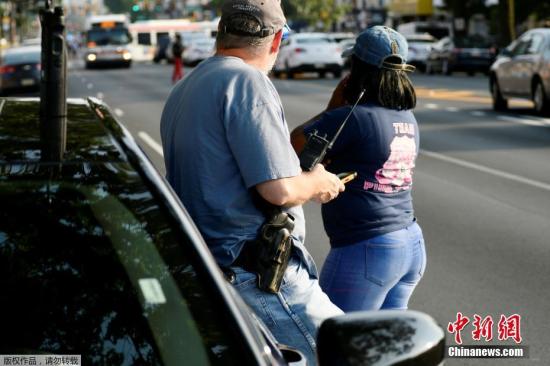 据多家美国媒体报道，当地时间8月14日下午，美国费城发生枪击事件，有多名警察中枪，枪手至少一人，目前依然在逃。图为警方在现场搜索逃犯踪迹。