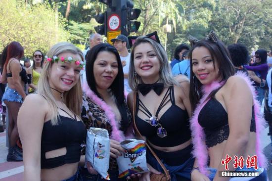  资料图：当地时间2017年6月18日，一年一度的巴西圣保罗第21届同性恋嘉年华大游行在市中心繁华的保利斯塔大街举行。主办方称有300万名同性恋及其支持者盛装参加游行，其中游客人数达60万。 中新社记者 莫成雄 摄