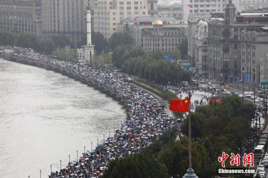 上海消费:上海国庆七天消费252.9亿 外来游客消费占比超3成 资料图:10月2日,游客在上海外滩滨江步道上欣赏浦江两岸美景。 殷立勤 摄