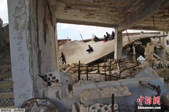 资料图：当地时间2019年1月30日，叙利亚伊德利卜Jisr al-Shughur，当地一学校遭炮击，学生在受损的教室和操场学习和玩乐。