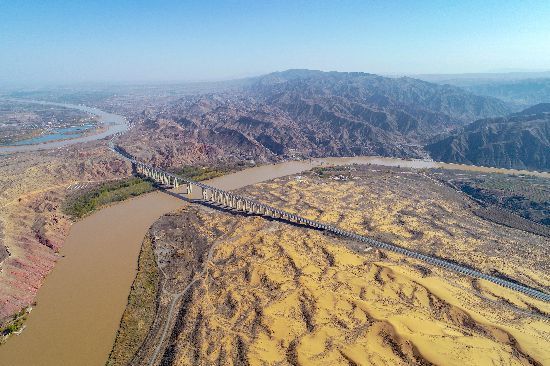 【黄河两岸是我家】航拍沙坡头黄河大桥