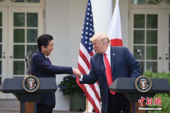 资料图:美国总统特朗普(右)在白宫会见日本首相安倍晋三。中新社记者 刁海洋 摄