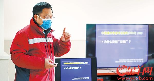 蒋文新在荆州市中心医院为当地医护人员讲授“如何打造安全的移动ICU”