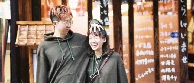 李诞自曝结婚,他和黑尾酱在一起的日常简直是情侣拍照指南!|李诞|情侣|结婚_新浪新闻