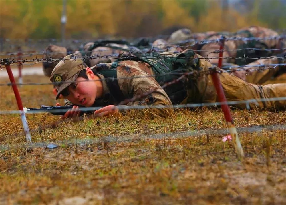 此次实弹射击考核 女兵和男兵标准一样 全程融入战术背景 参考女兵