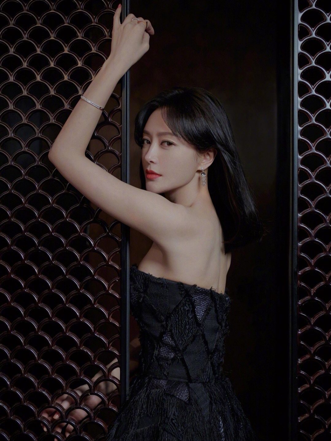 露肩长裙身材出挑,直角肩天鹅颈绝美