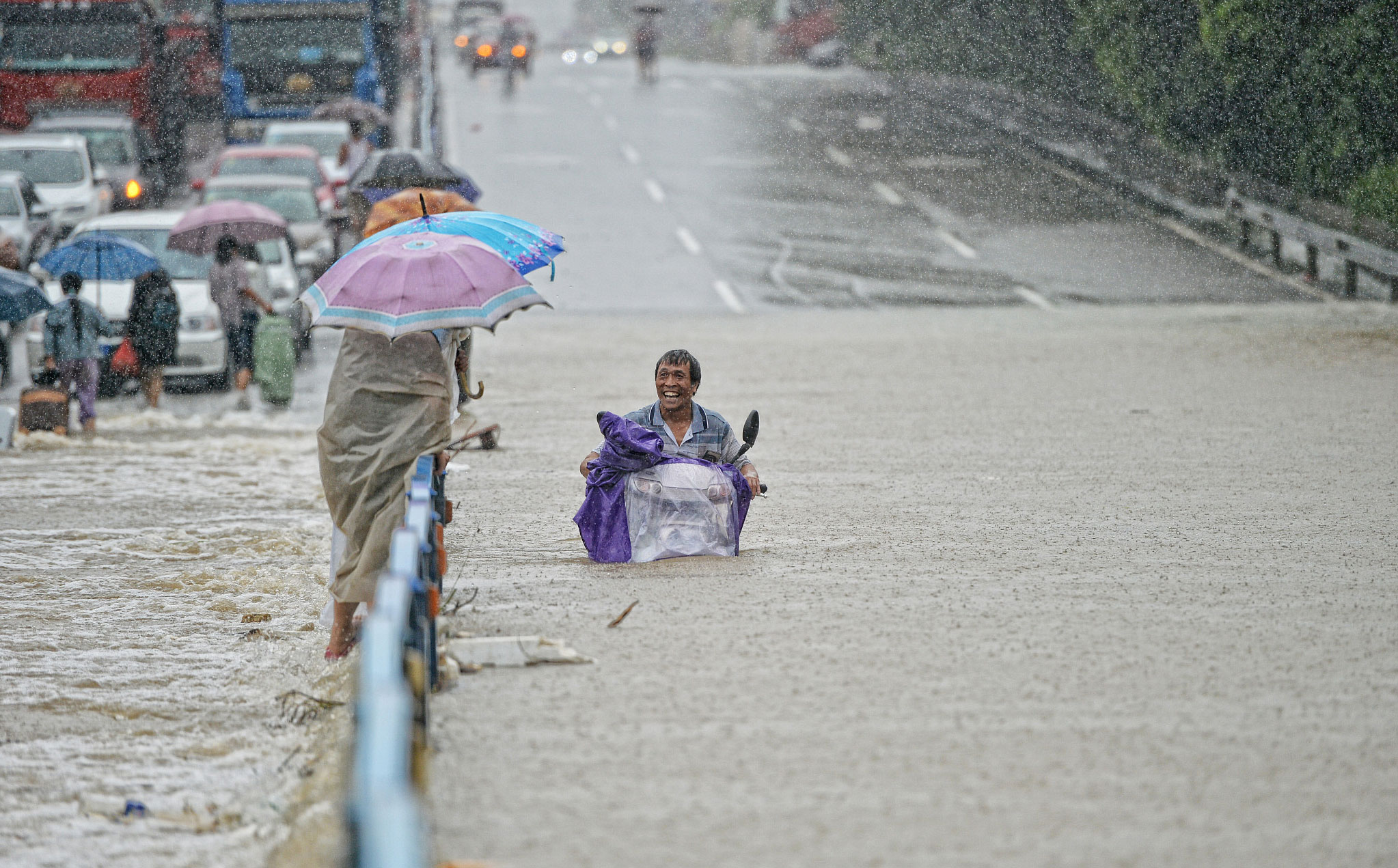南方多地遭大暴雨袭击 民众出行如冲浪
