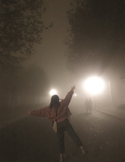 南京雾霾天气:南京大雾锁城 气象部门:雾霾天气将持续6天 荔枝慕南:考完欣赏仙境 本组图片据新浪微博等