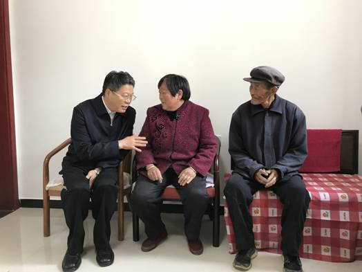 听取了阜平县委书记刘靖作的脱贫攻坚工作汇报,并与职业教育中心教师