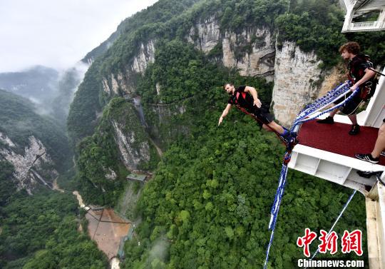 多国选手张家界挑战花式蹦极260米高蹦极台超吉尼斯纪录