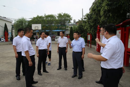 伊川农商银行捐建普惠金融小广场助力乡村振兴