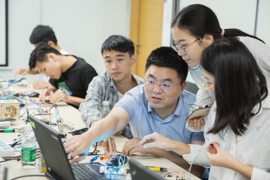 领益智造董事长兼总经理曾芳勤：人形机器人产业浪潮初起 公司将持续投入