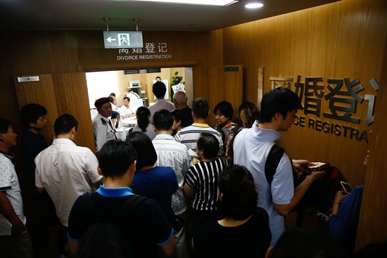上海徐汇区民政局，离婚登记处人满为患。视觉中国供图