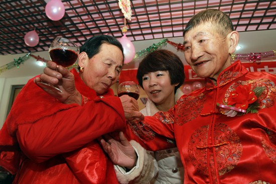 古稀老人在江西福利院结婚。
