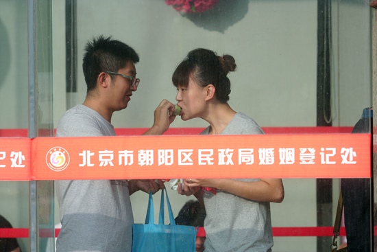 北京市朝阳区办理婚姻登记的情侣。
