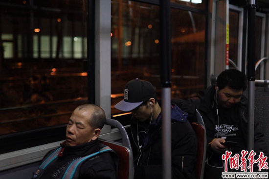 深夜公交车上的乘客。中国青年报·中青在线记者 郑萍萍摄
